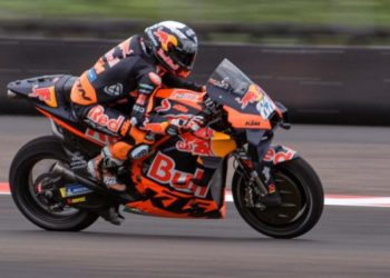 MotpGp Indonesia, Oliveira trionfa nel diluvio. Paura Marquez