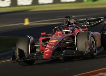 F1 Gp Australia 2022, Ferrari: Sainz subito fuori, Leclerc in testa