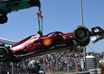 F1 Gp Francia 2022, Leclerc finisce su barriere: Verstappen in testa