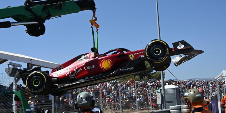 F1 Gp Francia 2022, Leclerc finisce su barriere: Verstappen in testa