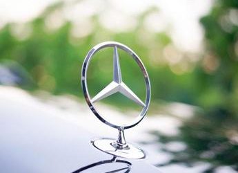 Mercedes-Benz e Stellantis: nuovo accordo per la produzione di batterie