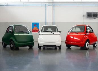 La Microlino con il tricolore italiano