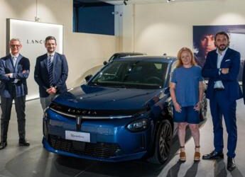 Parte il Rinascimento Lancia, consegnata a Ivrea la prima Nuova Ypsilon