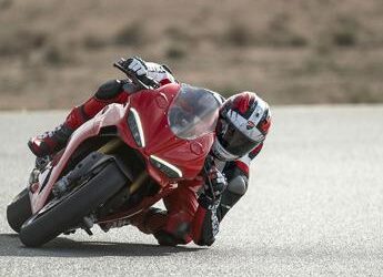 EICMA 2024, Ducati presenta la nuova Panigale V2 e Streetfighter V2
