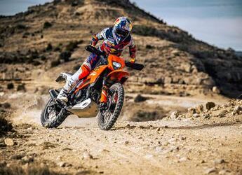 KTM presenta le nuove 125 Enduro E e 390 Enduro R 2025