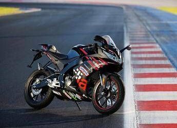 Aprilia RS 125 GP Replica 2025, una sportiva stradale dal look racing