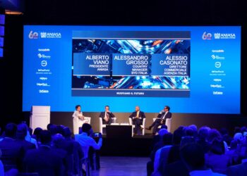 Auto sempre più al centro della mobilità degli italiani. Il boom dei prezzi frena gli acquisti: dal 2013 costi medi aumentati del 52%