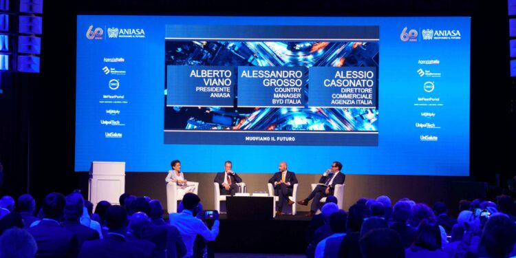 Auto sempre più al centro della mobilità degli italiani. Il boom dei prezzi frena gli acquisti: dal 2013 costi medi aumentati del 52%