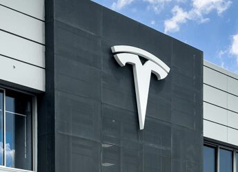Tesla apre un nuovo center a Roma e il primo store di Bari