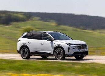 Peugeot E-5008 325 Dual Motor: prestazioni elevate per il SUV 7 posti full electric