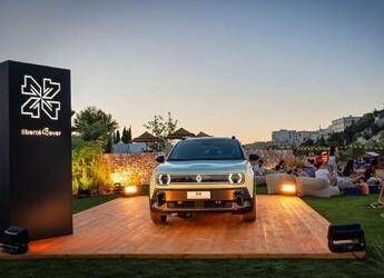 Renault celebra la libertà al Viva! Festival con la R4 E-Tech Electric