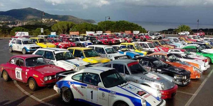 IL XXXVII RALLYE ELBA STORICO – TROFEO LOCMAN ITALY HA FATTO IL PIENO:  153 ISCRITTI IN TOTALE, 10 NAZIONALITA’ STRANIERE AL VIA