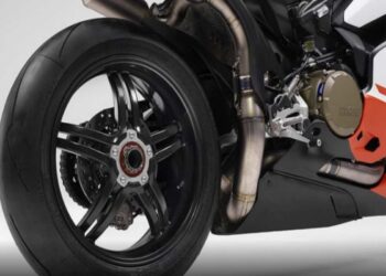 Accessori moto in carbonio: leggerezza, resistenza e stile racing