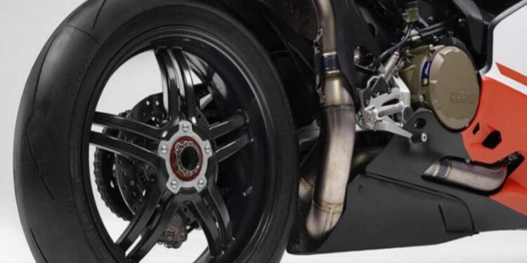 Accessori moto in carbonio: leggerezza, resistenza e stile racing