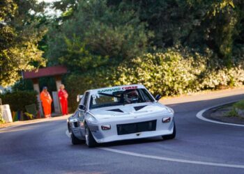 Valenti su Peugeot alza la Coppa Faro Pesaro sotto la pioggia