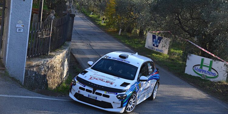 DEBUTTO POSITIVO DEI FRATELLI GIORDANO A SCANDICCI SULLA LANCIA YPSILON HF RALLY4 DI TOP GEAR TEAM