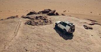 La Defender traccia il futuro della Dakar, chilometro dopo chilometro