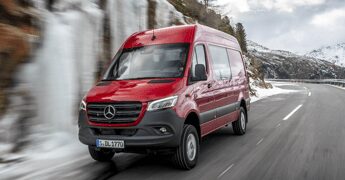 Mercedes, lo Sprinter protagonista delle ‘Storie inascoltabili’ di Maccio Capatonda