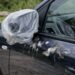 Sempre più automobilisti avvolgono gli specchietti con sacchetti di plastica, ecco il perché
