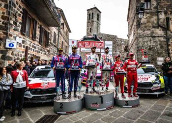 Tommaso Ciuffi alza la coppa al Rally della Val d’Orcia. È suo il secondo atto del CIRT 2026
