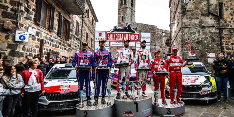 Tommaso Ciuffi alza la coppa al Rally della Val d’Orcia. È suo il secondo atto del CIRT 2026