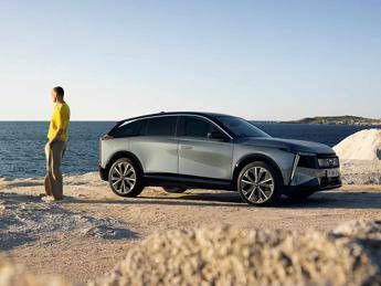 DS N°7: il SUV premium francese apre gli ordini