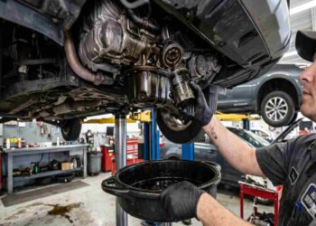 Olio motore: Quando sostituirlo per non “bruciare” l’auto