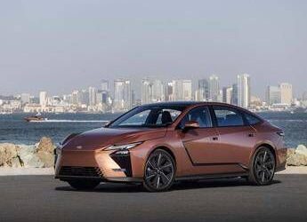 Lexus ES 2026, la berlina di lusso guarda al futuro
