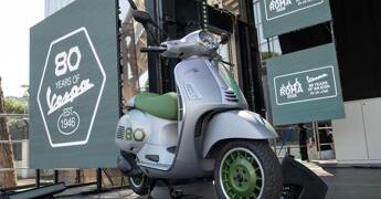 Roma festeggia gli 80 anni della Vespa, maxi-raduno ed edizione speciale limitata
