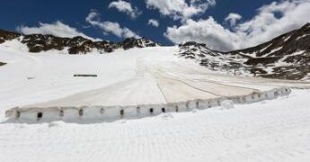 MINI sostiene progetto pilota per conservare la neve con geotessili biodegradabili