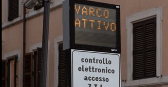 ZTL di Roma, da oggi per accedere servirà il permesso anche alle auto elettriche e a idrogeno