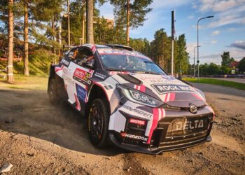 MOVISPORT ANCORA SUGLI SCUDI MONDIALI: SUNINEN, SECONDO DI WRC-2 IN FINLANDIA, SALE SUL PODIO IRIDATO