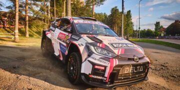 MOVISPORT ANCORA SUGLI SCUDI MONDIALI: SUNINEN, SECONDO DI WRC-2 IN FINLANDIA, SALE SUL PODIO IRIDATO