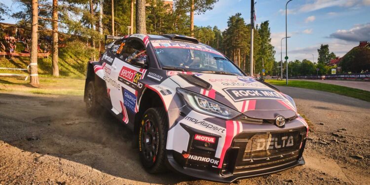 MOVISPORT ANCORA SUGLI SCUDI MONDIALI: SUNINEN, SECONDO DI WRC-2 IN FINLANDIA, SALE SUL PODIO IRIDATO