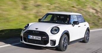 MINI Cooper S 5 porte: 204 CV e più spazio senza rinunciare al go-kart feeling