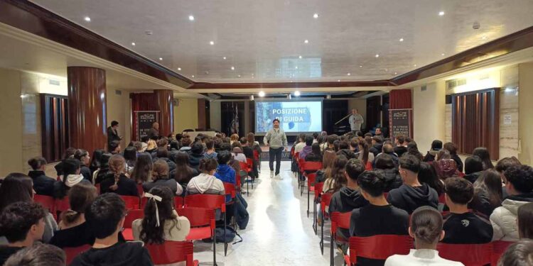 Sara Safe Factor fa tappa a Quartu Sant’Elena: la guida responsabile  si impara a scuola con un pilota pluripremiato